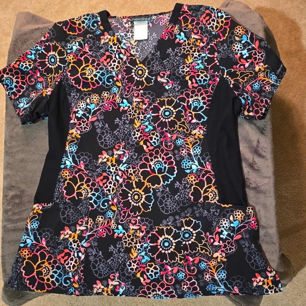 Women's Cherokee scrub top, M